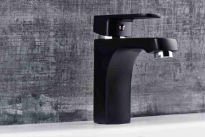 robinet salle de bain noir