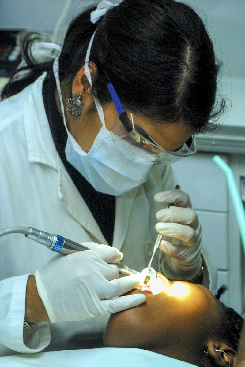femme tenant un miroir de dentiste
